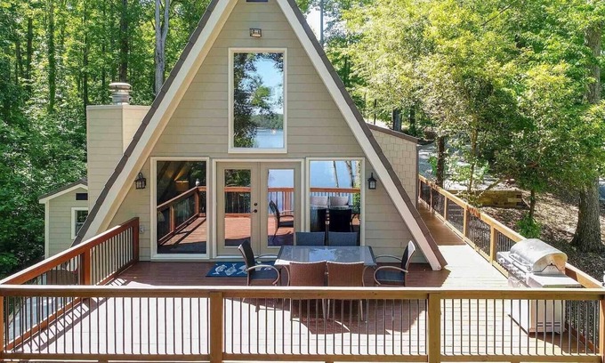 Dawsonville House | Cozy 3BR Cabin with Lake View in Dawsonville