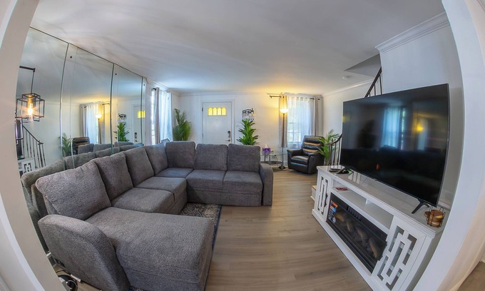Sharon Hill House | Cozy 3BR Home Retreat – PHL Stay w/Parking, near Airport, WiFi & AC