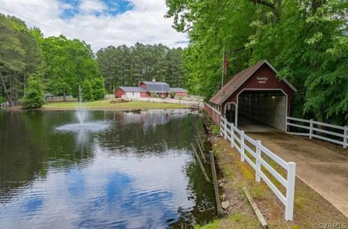 Skippers House | Cozy 3BR Lake House Firepit Pier Pet-Friendly