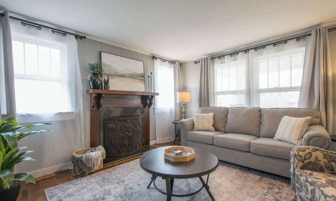 East Flat Rock House | Cozy 3BR w/Free Attraction Tix | 6 Mins to Town