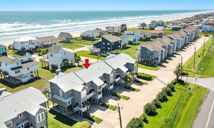 Galveston House | Cozy 3rd Row Townhome w/Gulf Views from 2 Decks, Close to Beach