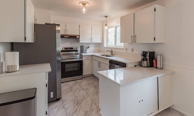 Oak Creek House | Cozy 4 bds house w/firepit, quiet & 2 mins to freeway
