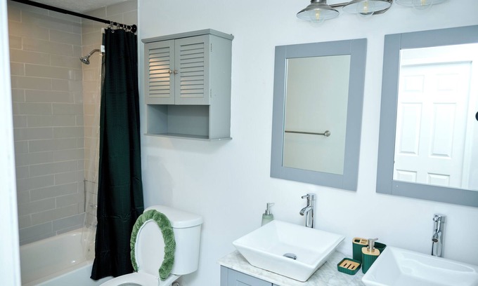Waldorf House | Cozy 4-bedroom bungalow with AC, fitness room near DC