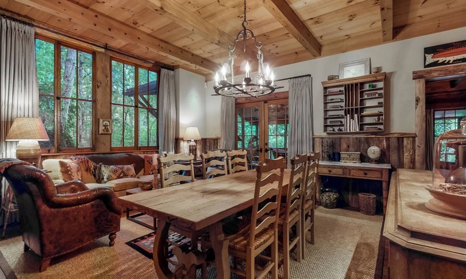 Lake Sequoyah Cabin | Cozy 4-bedroom cabin - 4 Minutes from Downtown Highlands