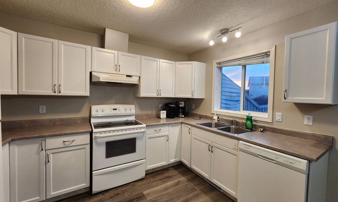Grande Prairie House | Cozy 4 bedroom house