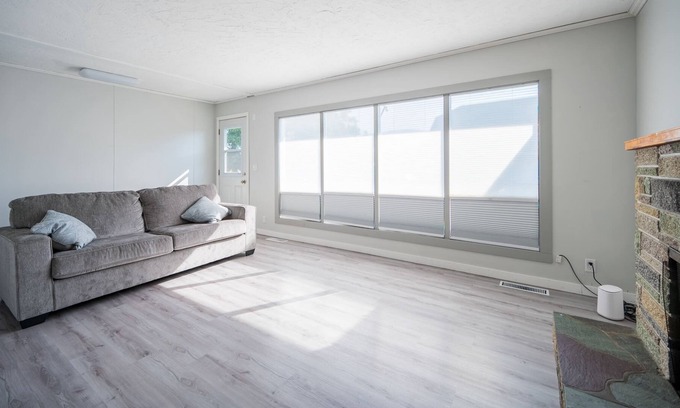 Winfield House | Cozy 4 bedroom House with free parking-Unit 1