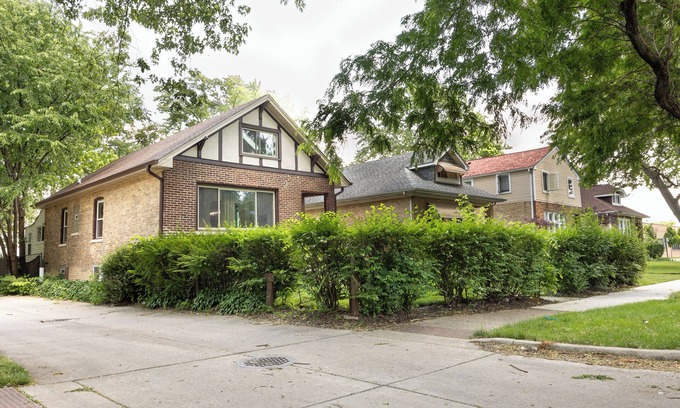 Evanston House | Cozy 4-bedroom house in adorable Evanston with WiFi, AC
