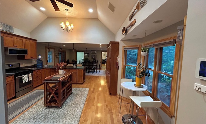 Woburn House | Cozy 4-bedroom house in superb Woburn with WiFi, AC - 16 mins to Boston