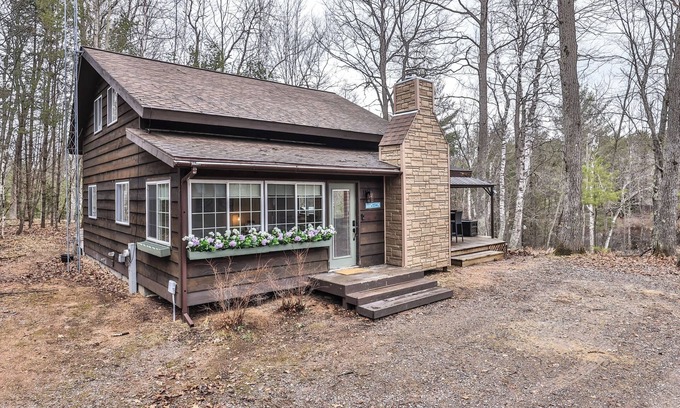 Boulder Junction Cabin | Cozy 4 BR Waterfront Retreat Near Bike Trails! Pontoon Available! NEW LISTING