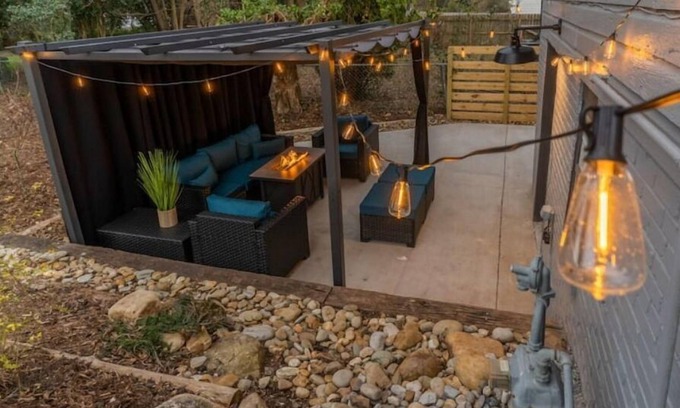 Downtown House | Cozy 4Bd Bungalow w/Private Backyard Lounge and Game Room Mins to Downtown
