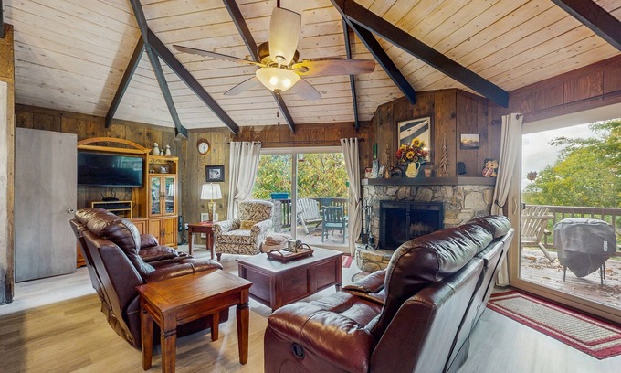 Beech Mountain Cottage | Cozy 4BR Beech Mountain cottage with views, adventure, and comfort for all.
