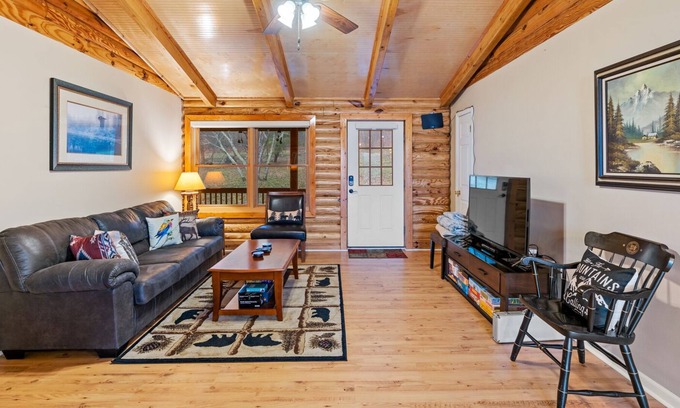 Lynn House | Cozy 4BR Hendersonville cabin with private hot tub