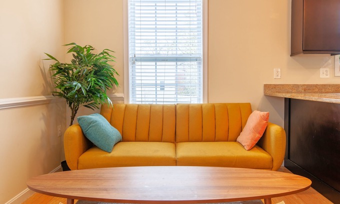 Northeast House | Cozy 5bedroom/4bath retreat in Washington DC! Free Parking. Next to a bus stop.