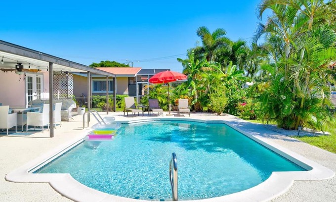 Yacht Club House | Cozy 60's home, city & canal located