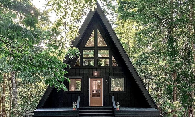 Cullowhee Cabin | Cozy A-Frame ~10 min to Cashiers - Pet Friendly, Firepit, + Hot tub!