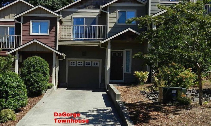 Troutdale Condo | Cozy & Affordable 3 bedroom, 2.5 bath Townhouse in Portland (Troutdale) Oregon.