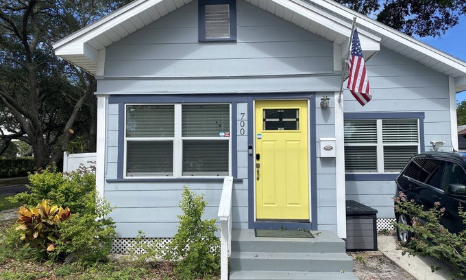 Historic Uptown House | * Cozy and Clean Luxury Bungalow close to Beach and Downtown St. Petersburg *
