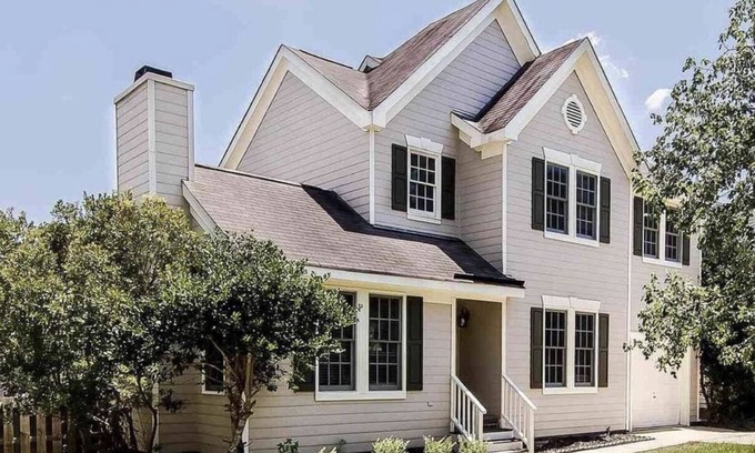 Brookstone House | Cozy and colorful house; parks and trails around; Fenced in backyard with patios
