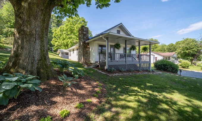 Brevard House | Cozy and Convenient Mountainside Retreat