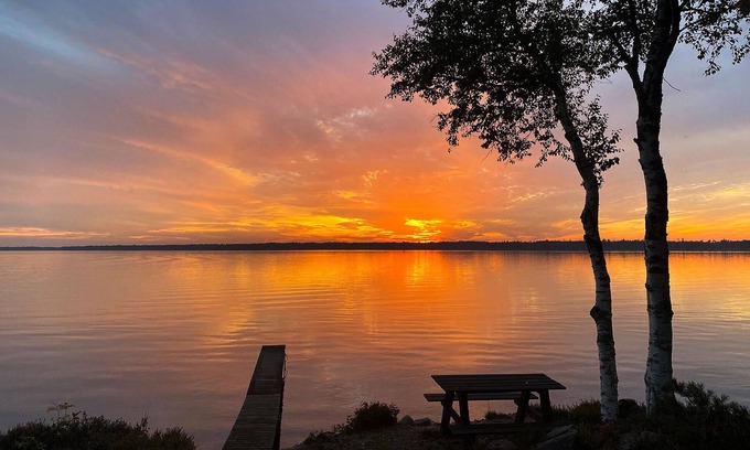 Undenas House | Cozy and family-friendly vacation home with lake view on Lake Viken.
