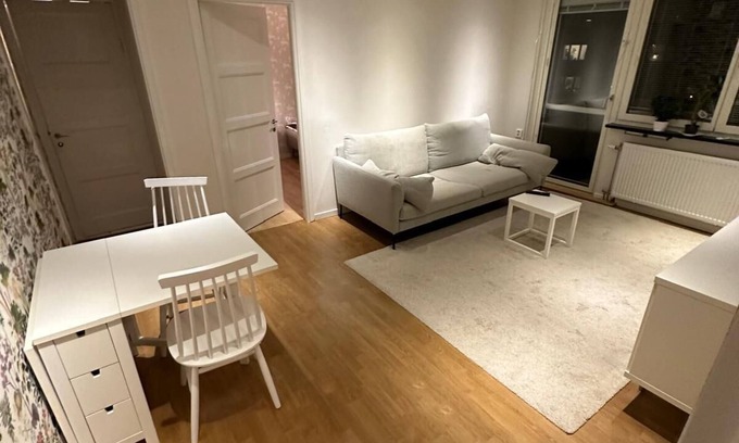 Centrum Apartment | Cozy and modern central apartment with 2 balconies, full kitchen och bathroom.