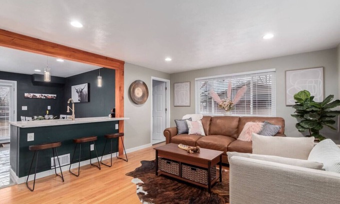 Berkley House | Cozy and Sophisticated 3 bedroom