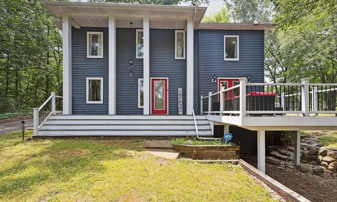 Dowagiac House | Cozy and spacious home in Twin Lakes Area.