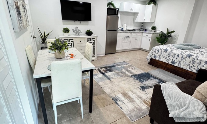Davie Apartment | Cozy and Spacious Studio with AC and WiFi only 12 Min away from Ft Lau Airport