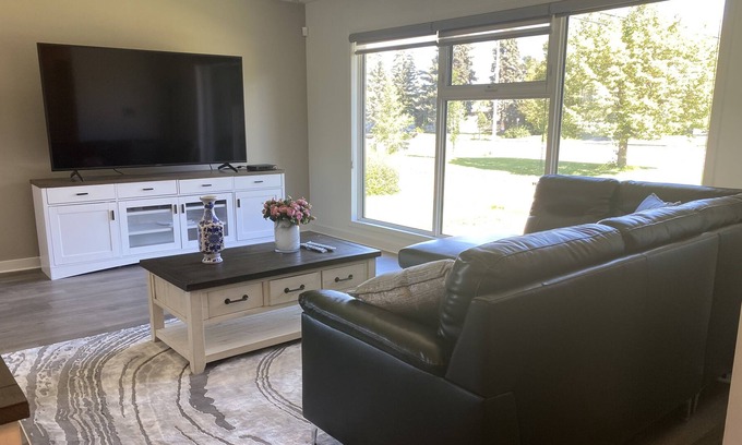 Edmonton House | Cozy and spacious villa with 4 bedrooms, large parking, hi-speed Wi-Fi, and more