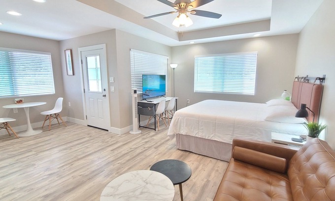 Keaau House | Cozy and Modern Style Studio with King Size Bed Free Laundry in HPP