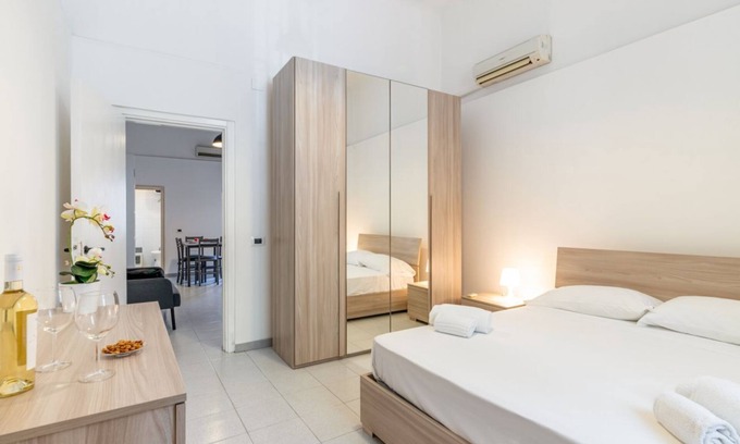 Municipio 2 Apartment | Cozy Apartment: 10 Min from Station and University