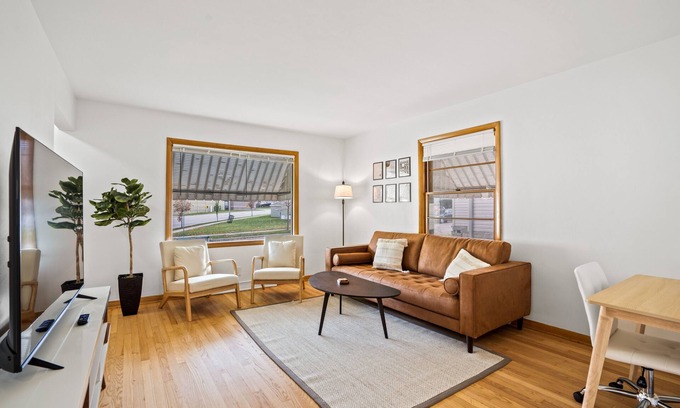 West Allis Apartment | Cozy Apartment at West Allis - Free Parking