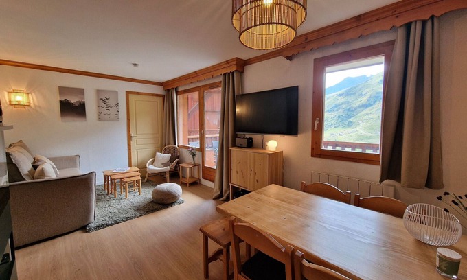 Les Bruyeres Apartment | Cozy apartment for 6, ski-in/ski-out with balcony and WiFi