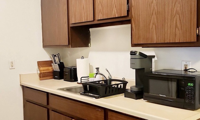 Dearborn Heights Apartment | Cozy Apartment Getaway
