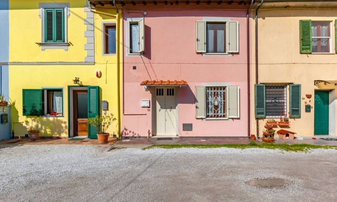 Pisa Apartment | Cozy apartment of 80 sqm, able to accommodate up to 3 people, with independent entrance located 9 minutes on foot from Pisa-Galileo Galilei Airport and 7 minutes on foot from the Central Station.The area is well connected by public transport, thanks to w