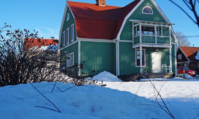 Jarvso Apartment | Cozy apartment with sliding doors and high ceilings in central Järvsö