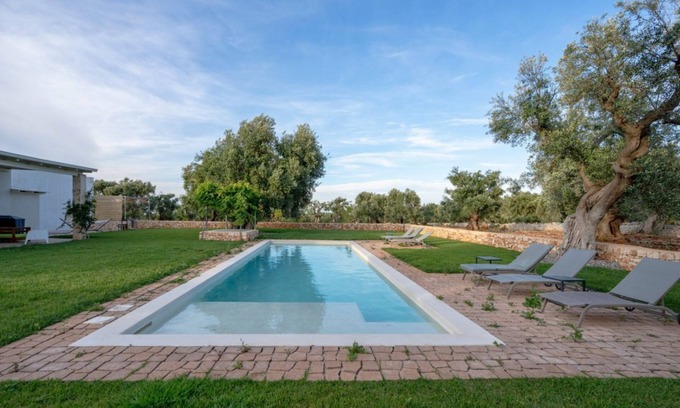 L'Assunta Apartment | Cozy apartment that accommodates 5 people, located in the quiet countryside of Monopoli, in a villa surrounded by one hectare of centuries-old olive trees. The accommodation, with parking included, offers large open spaces, a patio with barbecue and a sp