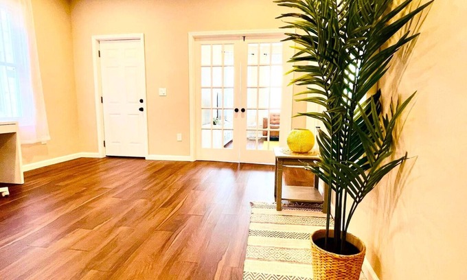 Hamtramck Apartment | Cozy Apartment with Full Kitchen in Hamtramck