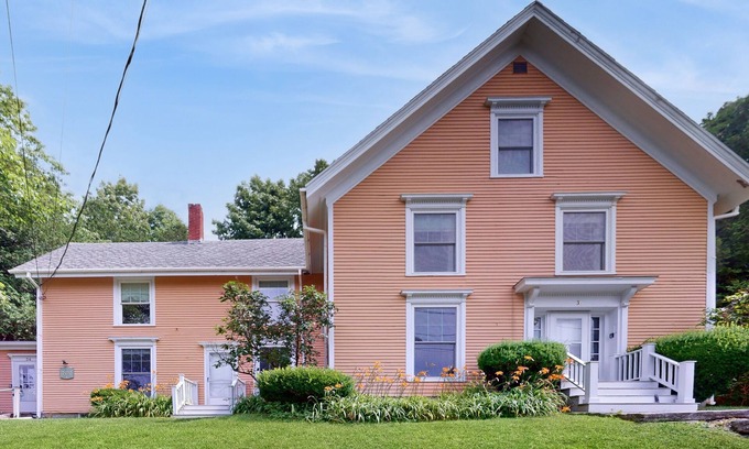 Camden Apartment | Cozy apartment with harbor view - full kitchen & washer/dryer - walk to water