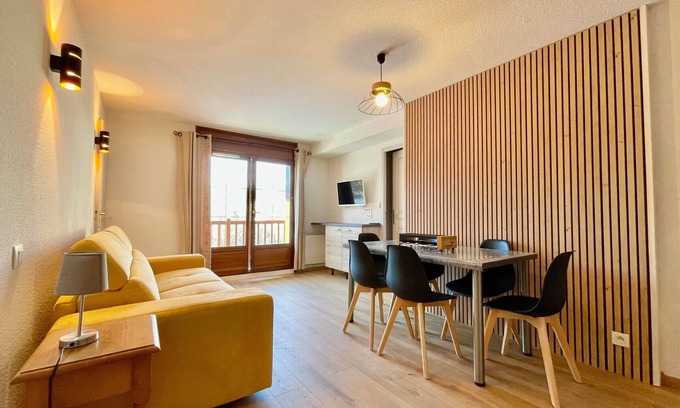Flumet Apartment | Cozy apartment with pool and parking, at the foot of the slopes