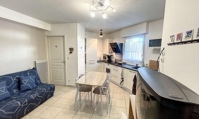 Granville Apartment | Cozy Apt in Granville - Walk to Beach, Secure, WiFi, Parking