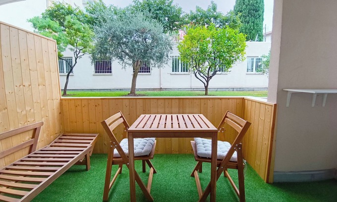 Les Baumettes Apartment | Cozy Apt with Balcony - 5 min to the Beach