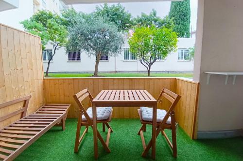Les Baumettes Apartment | Cozy Apt with Balcony - 5 min to the Beach