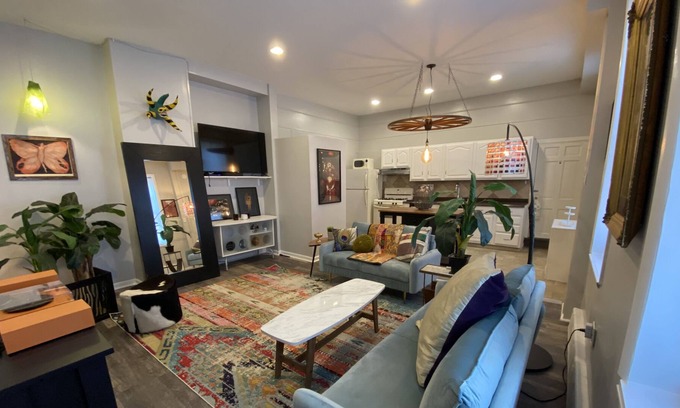 Kensington House | Cozy Artsy Home w Deck and Home Office pet friendly