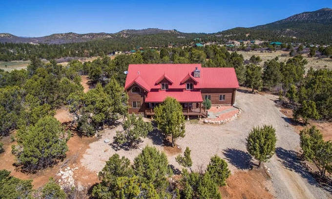 Zion National Park East Entrance House | Cozy authentic 5 bedroom cabin minutes from Zion