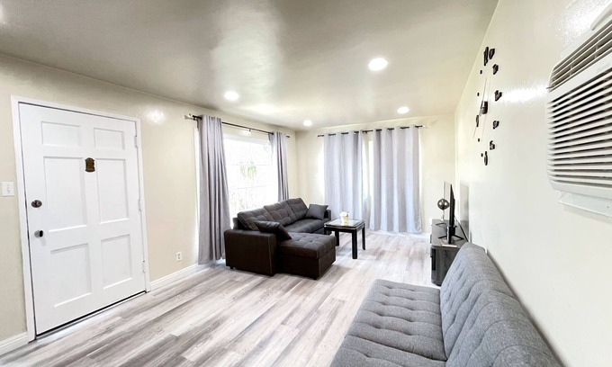 El Monte House | Cozy back house w/self checking in the heart of LA Full Kitchen, Wifi