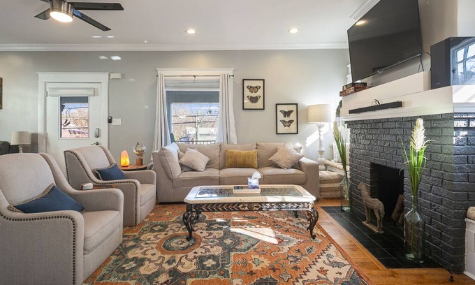 Deer Park Apartment | Cozy Bardstown Rd Apartment | W/D, Fast Wifi, Porch, Parking, Location! ❤️