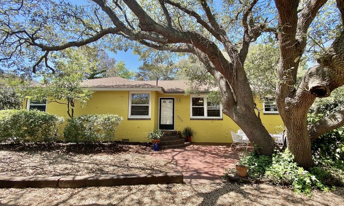Northeast Virginia Beach House | Cozy Beach Bungalow 1 block from the ocean!