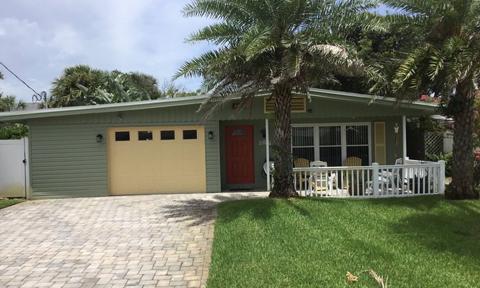 New Smyrna Beach House | Cozy beach house, 2 blocks from the beach, shops, bars and restaurants