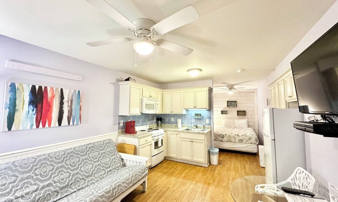 Atlantic Beach Condo | Cozy Beachfront Getaway Studio Kitchen Pool Wifi Steps from the Ocean